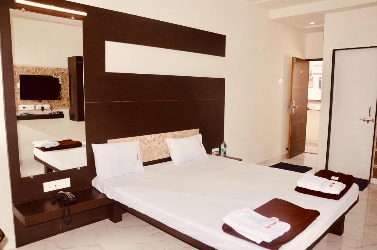Hotel Mangalam Kurandvad Екстериор снимка
