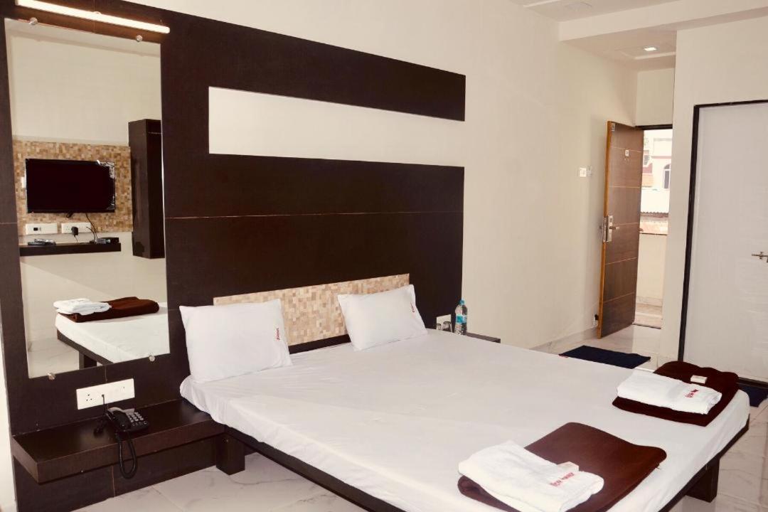 Hotel Mangalam Kurandvad Екстериор снимка