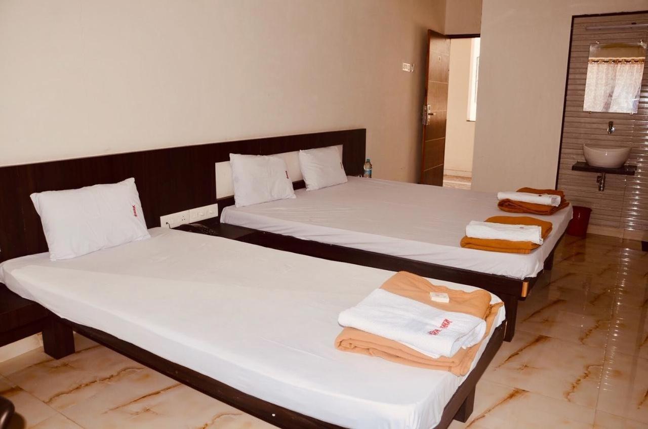 Hotel Mangalam Kurandvad Екстериор снимка