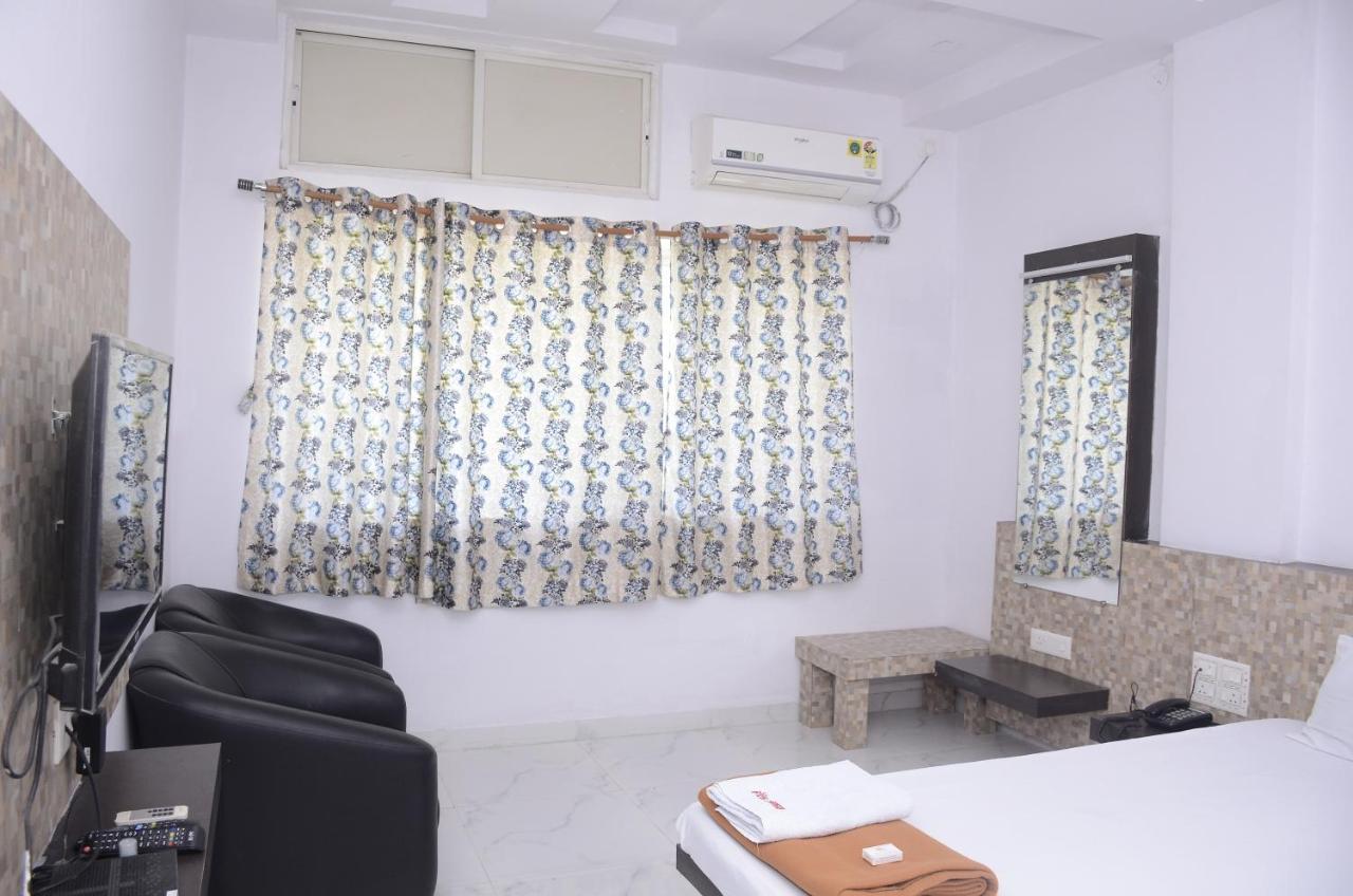 Hotel Mangalam Kurandvad Екстериор снимка
