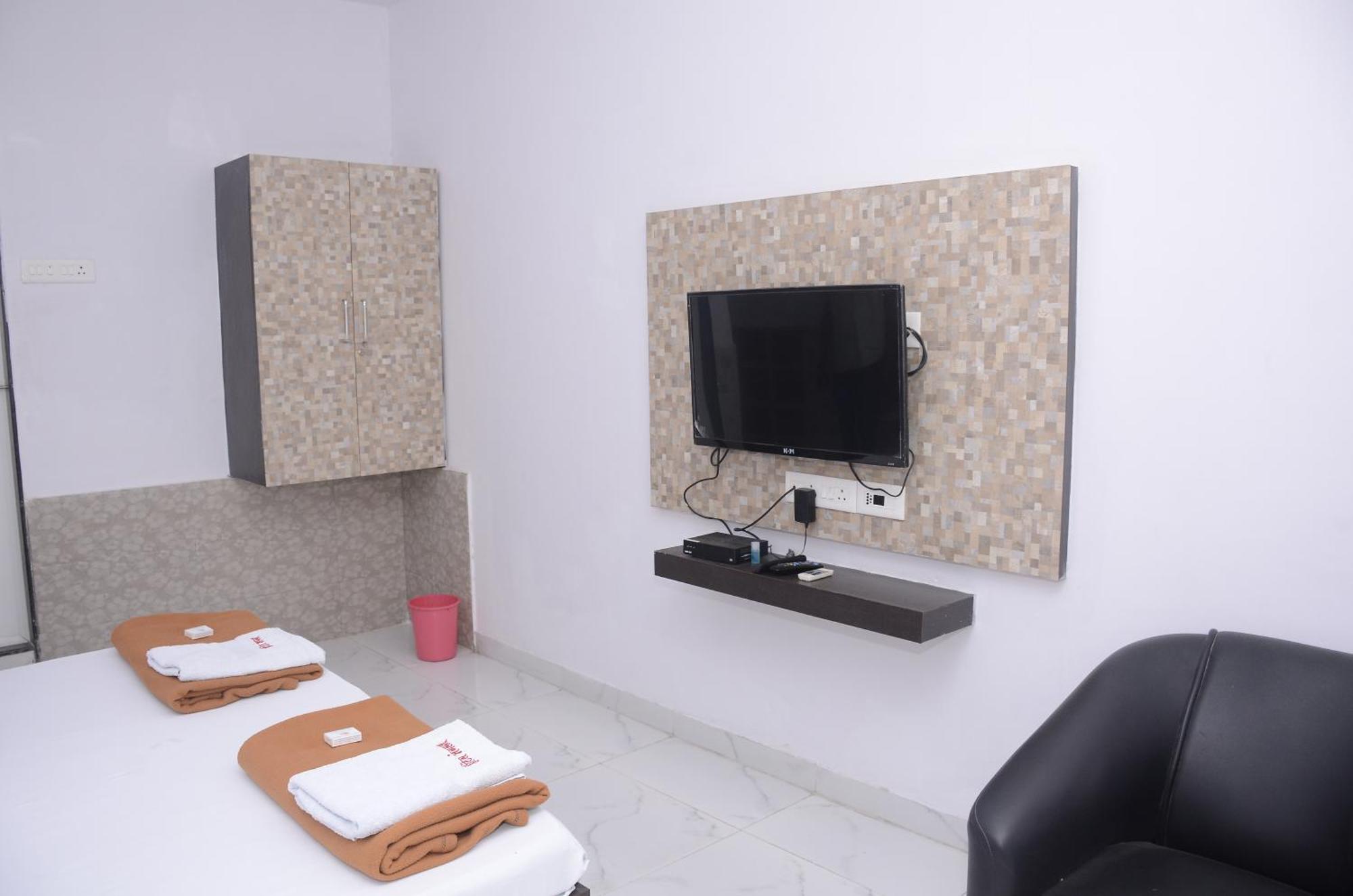 Hotel Mangalam Kurandvad Екстериор снимка