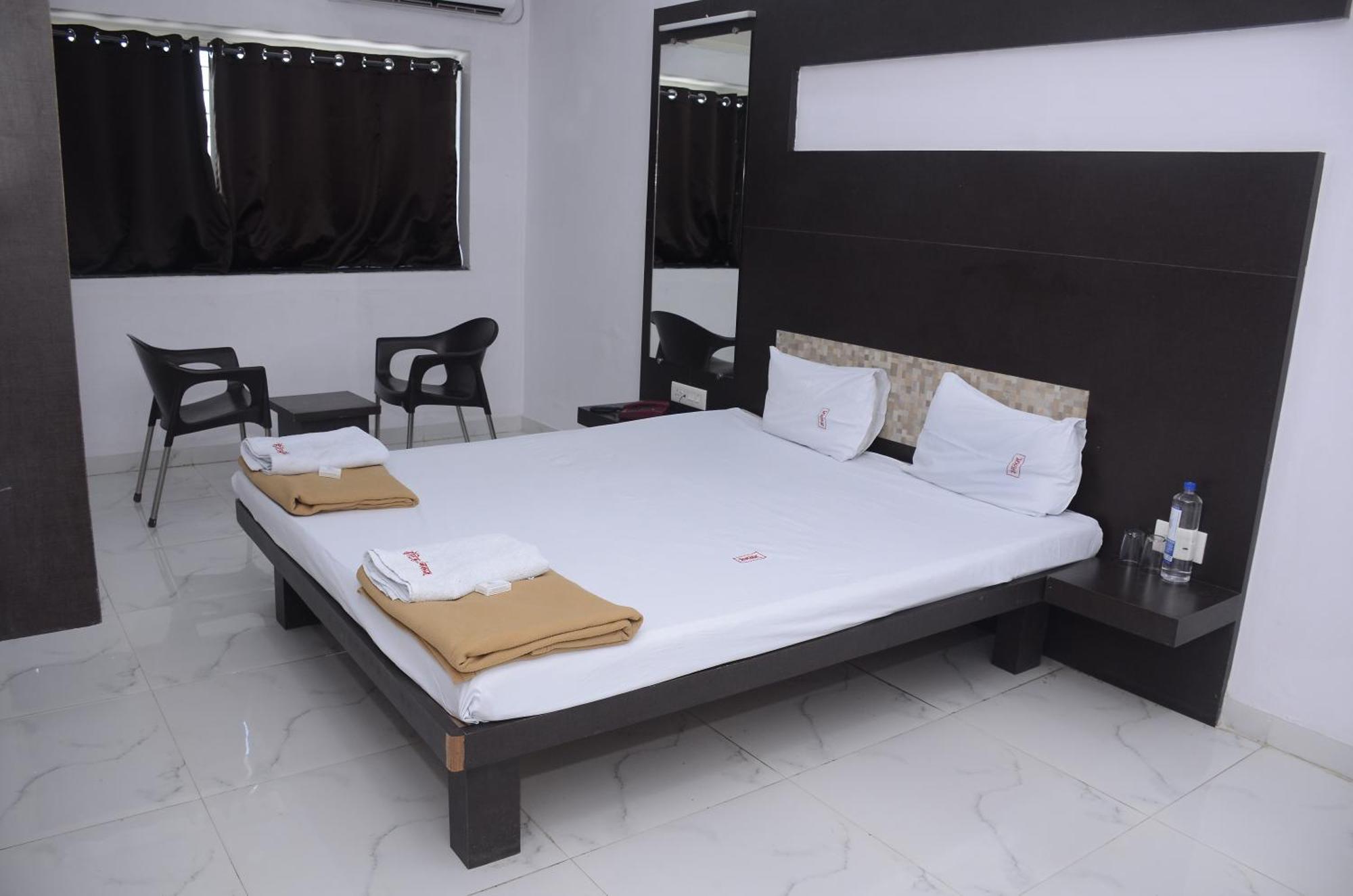Hotel Mangalam Kurandvad Екстериор снимка