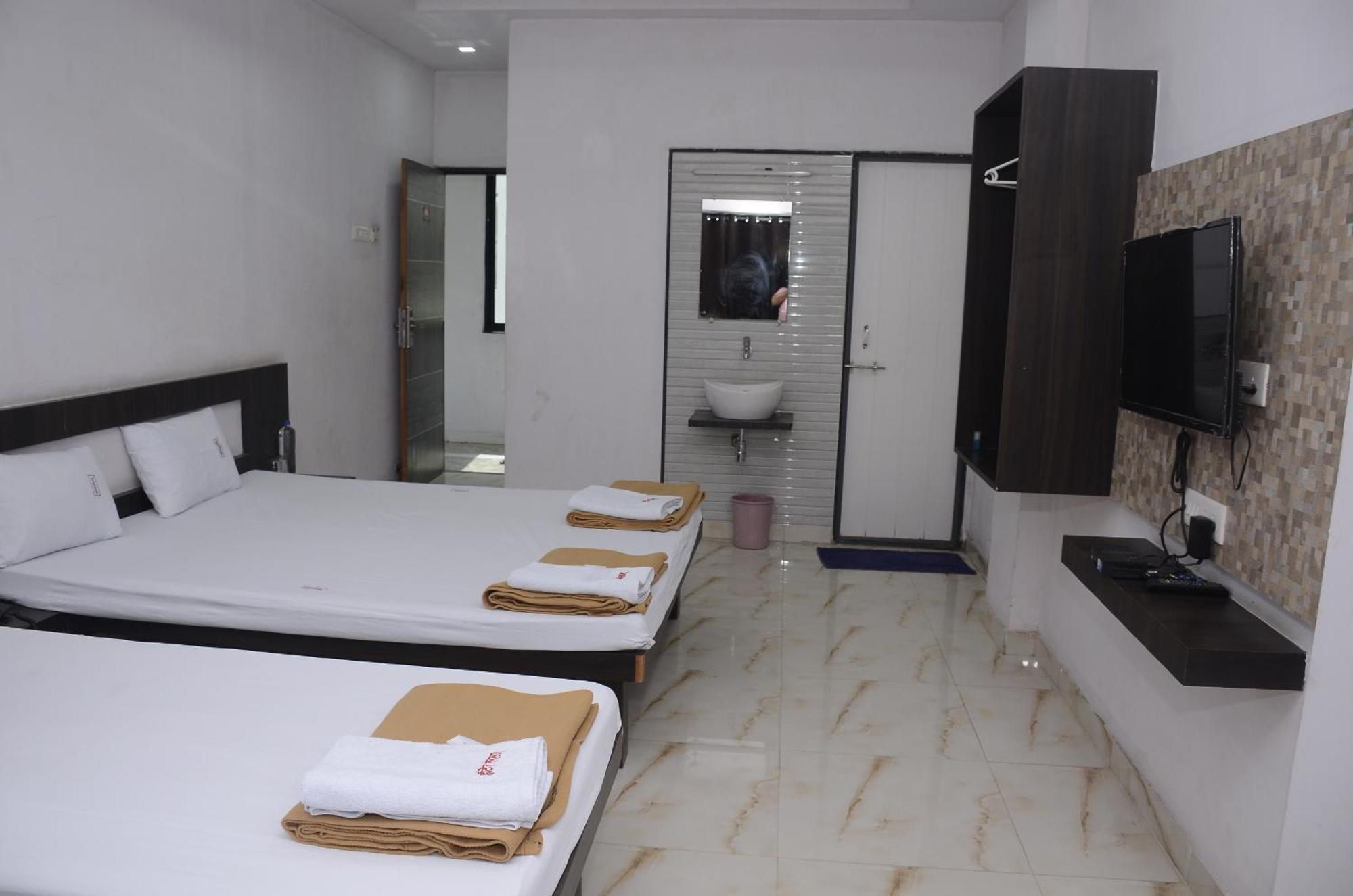 Hotel Mangalam Kurandvad Екстериор снимка